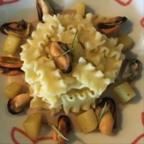 frijoles de pasta, patatas y mejillones