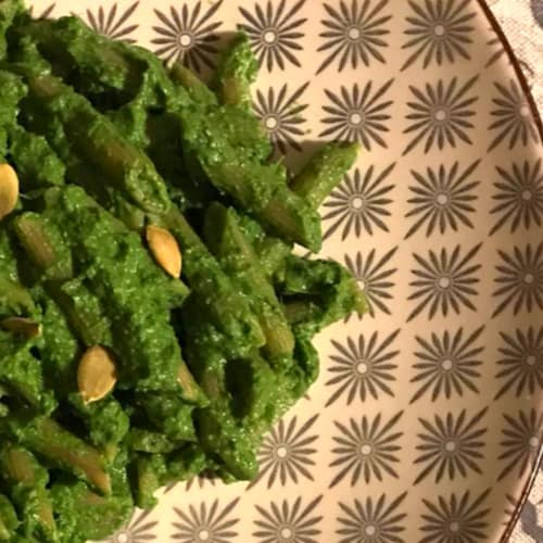 Penne integrali al pesto di cime di rapa e semi di zucca