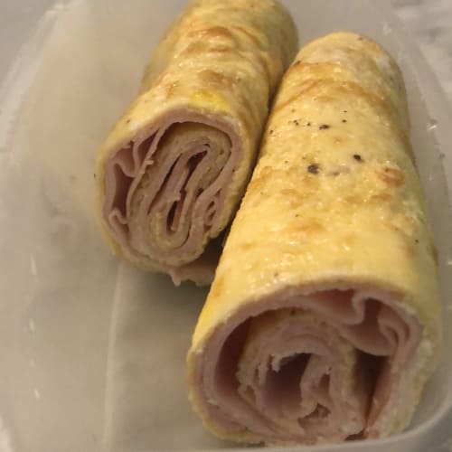 Roll of egg whites with turkey breast and Philadelphia