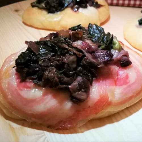 Focaccia con gorgonzola e radicchio saltato