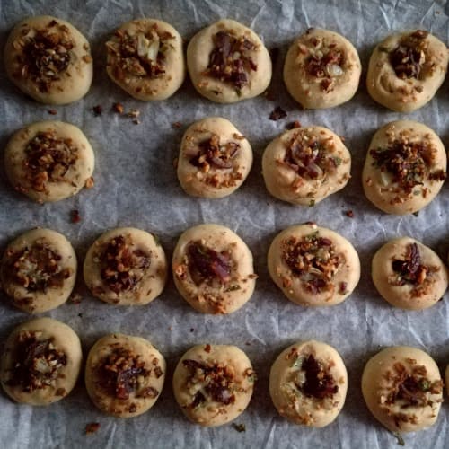 Molletes deletreada con las cebollas y almendras