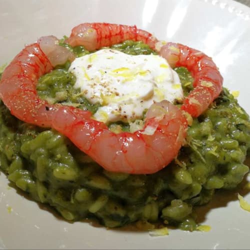 Risotto con crema de brócoli, y stracciatella roja di Mazara gambas