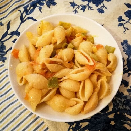 Pasta with zucchini and tomato