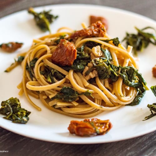 integrales linguini con hojas de nabo, tomates secos y nueces