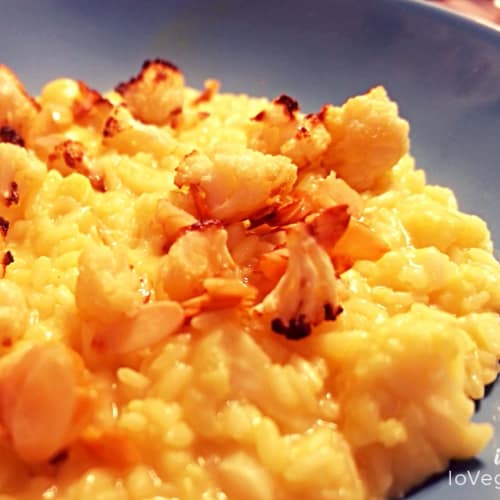 Risotto con la coliflor, la cúrcuma y almendras fileteadas