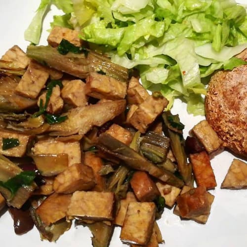 Tempeh con aceitunas y alcaparras, alcachofas