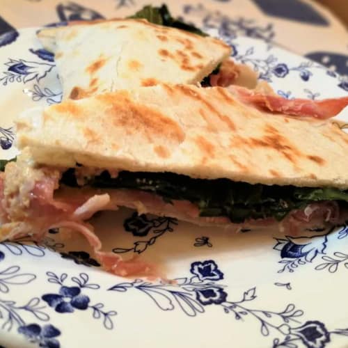 Piadina with chickpea and paprika hummus and raw ham