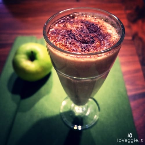 Apple milkshake, oats and cocoa