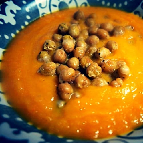 Cream of carrots with crunchy chickpeas