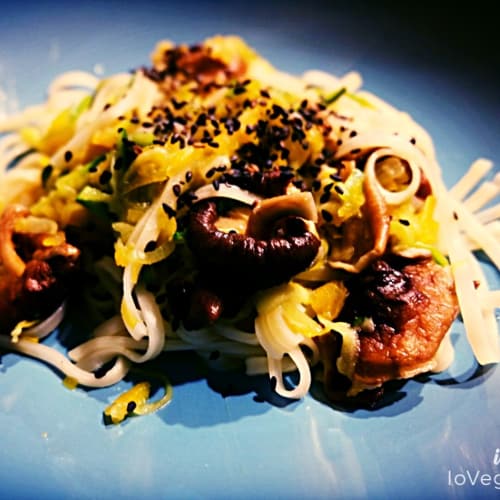 Noodles di riso con funghi Shiitake e zucca