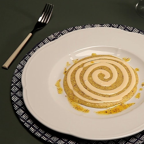 Crema de maíz con fondue de taleggio y trufa Crema de maíz con fondue de taleggio y trufa
