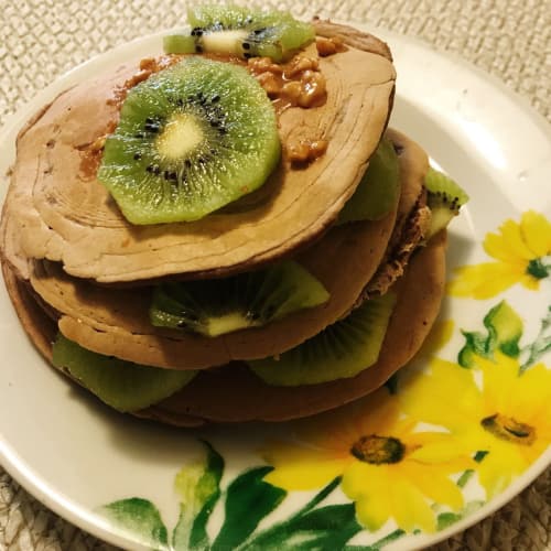 Pancakes kiwi and peanut butter