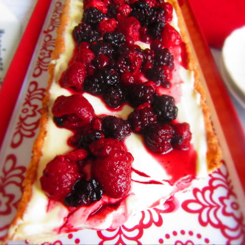 Tart with cream and berries