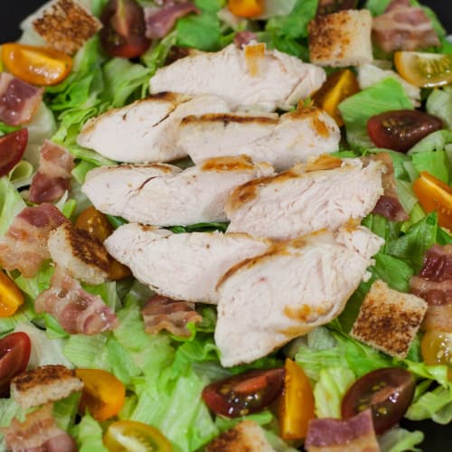 Sliced ​​chicken in salad.