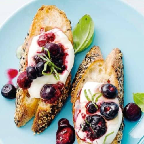 Rusks with yogurt and berries