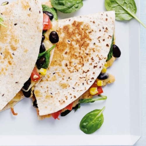 Quesadilla con fagioli neri, pomodori e mais