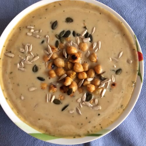 Sopa de champiñones con garbanzos crujientes