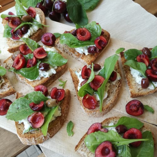 Crostini con tzatziki e ciliegie