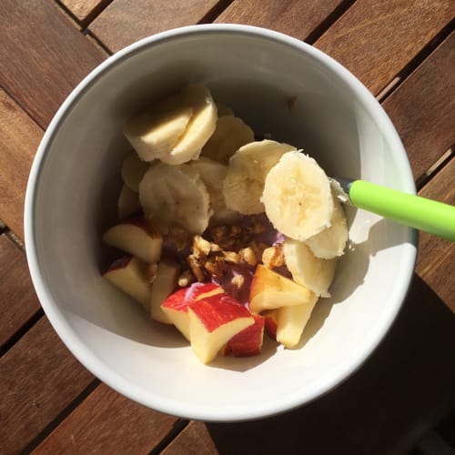 Porridge con mele, banane, noci e yogurt