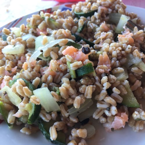 Farro con zucchine, finocchio e salmone