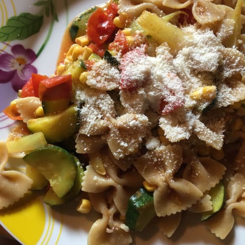 Farfalle integrali con sugo fresco e verdure