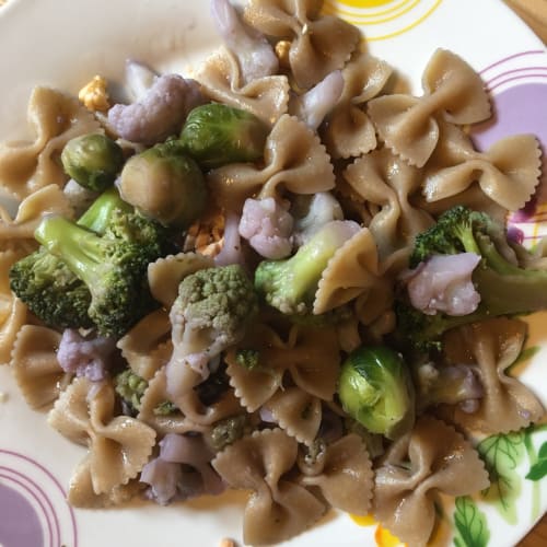 Wholemeal farfalle with trio of vegetables and blueberries