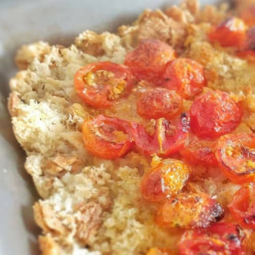 Focaccia di pane raffermo con pomodorini