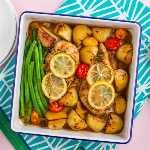 Pollo y verduras en una sartén