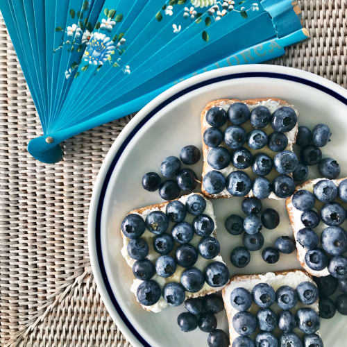 Rusks with blueberries and ricotta