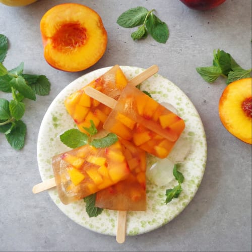 Paletas de hielo con té y melocotón