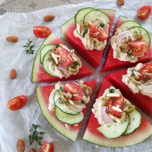 Comida de dedo con sandía y crema de tofu de oliva