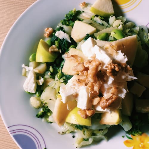 Salad with apples, walnuts and feta