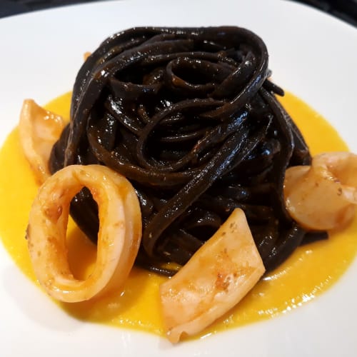 Linguine al nero con calamari