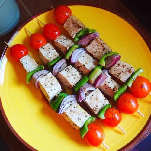 Brochetas mediterráneas con tofu marinado.