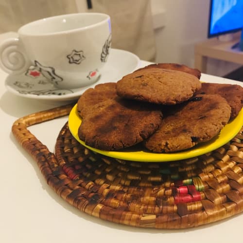 Rice biscuits with prunes and cinnamon