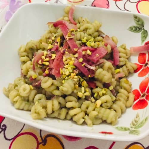 Quinoa pasta with cream of avocado and speck