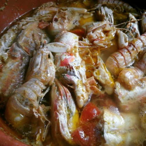 Sopa De Pescado Con Pollo Y Cigarras.