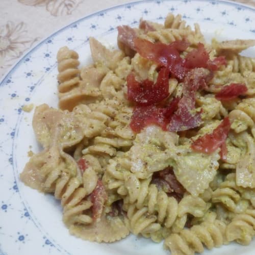 Fantasía integral con pesto de guisantes y yogurt con bresaola crujiente