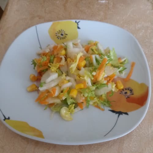 Curly salad with fennel, carrots and corn