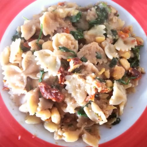 Farfalle in cream of cicerchia, rocket and dried tomatoes