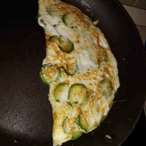 Omelette of egg whites and zucchini