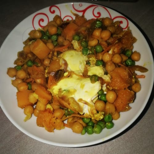 Legume salad with pumpkin and eggs