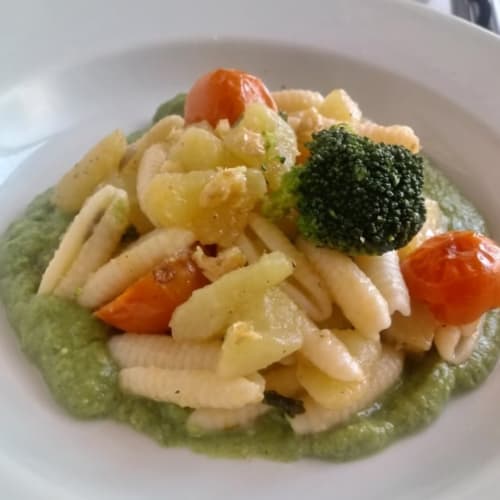 Gnocchetti sardo con papas y tomates cherry en crema de brócoli