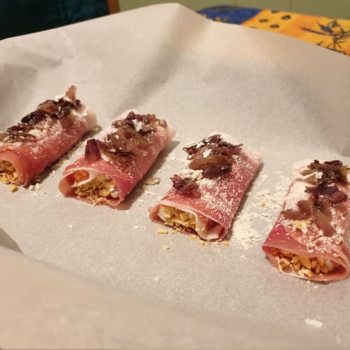 Involtini di crudo, con ricotta radicchio e nocciole