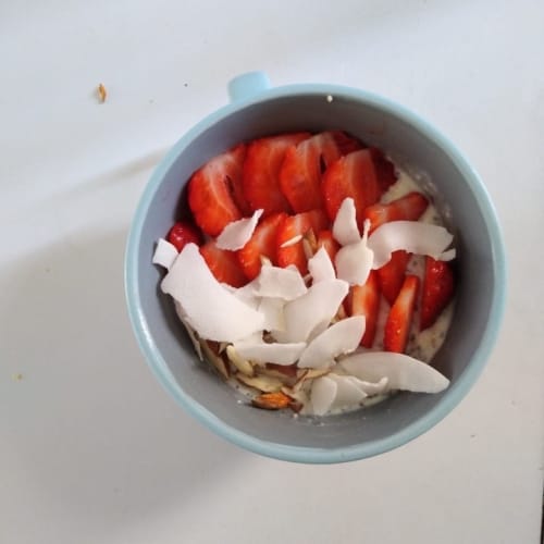 Chia cold porridge (strawberries, coconut and almonds)