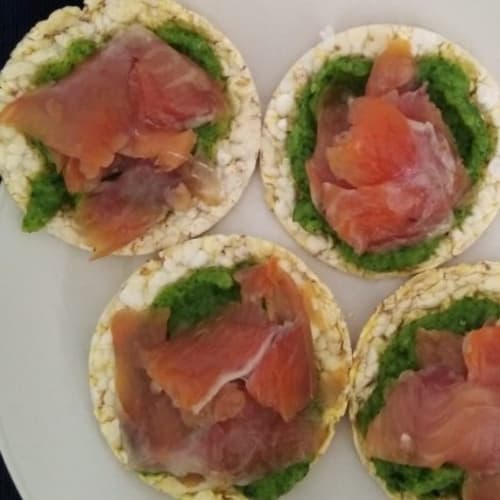 Gallette con crema di zucchine e trota affumicata