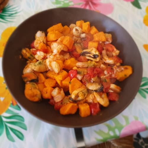 Ensalada de marisco en una sartén