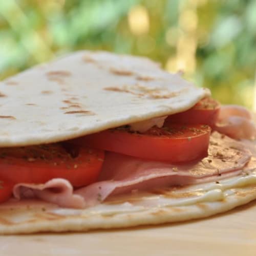 Piadina de jamón cocido y tomates cherry.