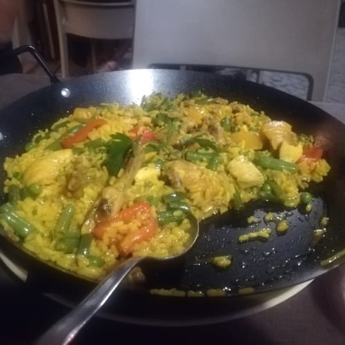 Paella di pollo e verdure