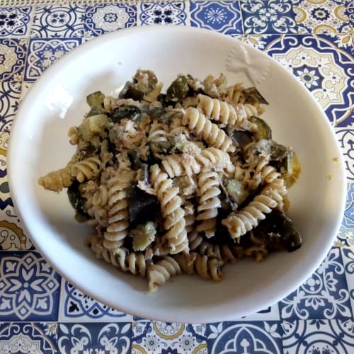 Fusilli de verano con verduras y atún.